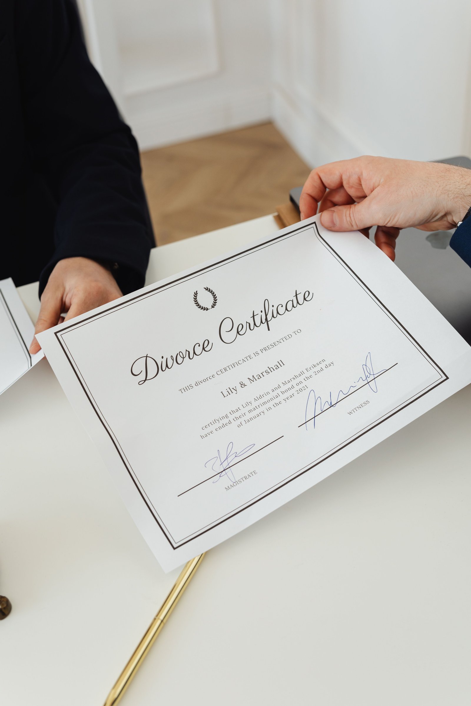 Couple consulting an experienced family lawyer about mutual consent divorce procedure in Maharashtra